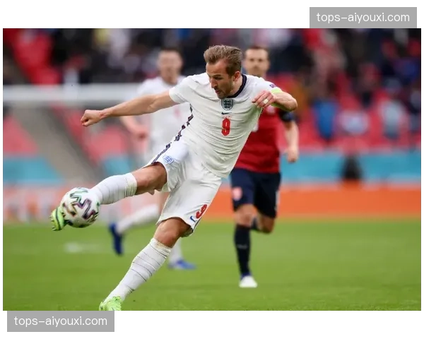 英格兰沃克斯通斯马奎尔中卫组合 防空优势与转身速度成战术取舍