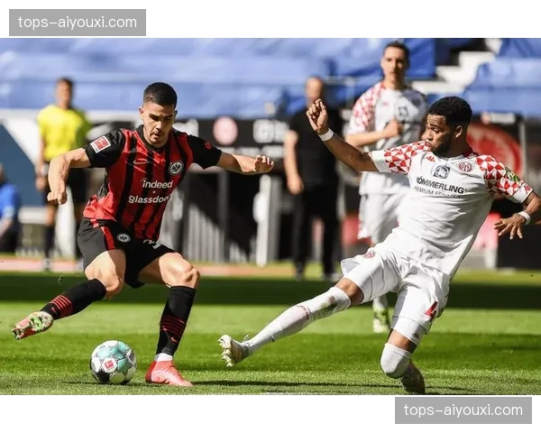 美因茨防守转换阶段组织，高位逼抢失败后回防路线选择不当